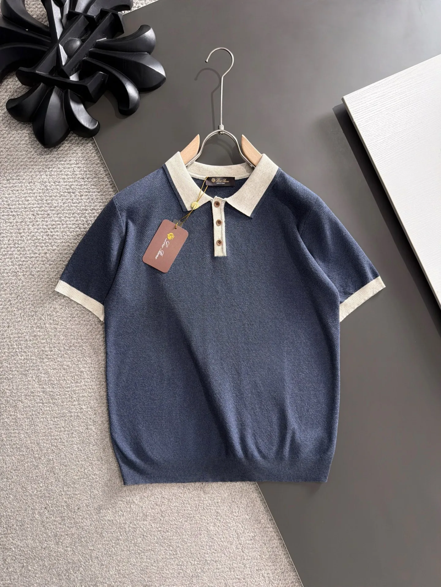 Next day shipment LP high quality Loro Piana 26ss New Arrival men's short-sleeved T-shirt Made of combed cotton yarn knitted cotton fabric, no pressure when entering and exiting the counter Exclusive control of raw materials It feels substantial when weighed, and the upper body is more textured than ordinary T-shirts. This texture can cope with the weather easily and is suitable for both hot and cold! Loose fit design, looks noble. The only correct version is available Size: M to XXXL
